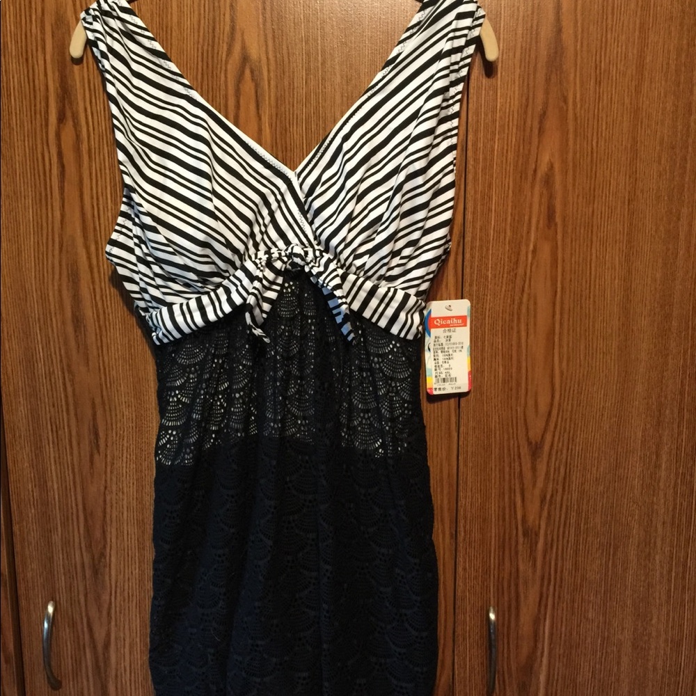 Qicaihu swimwear 1X one piece bathing suit.